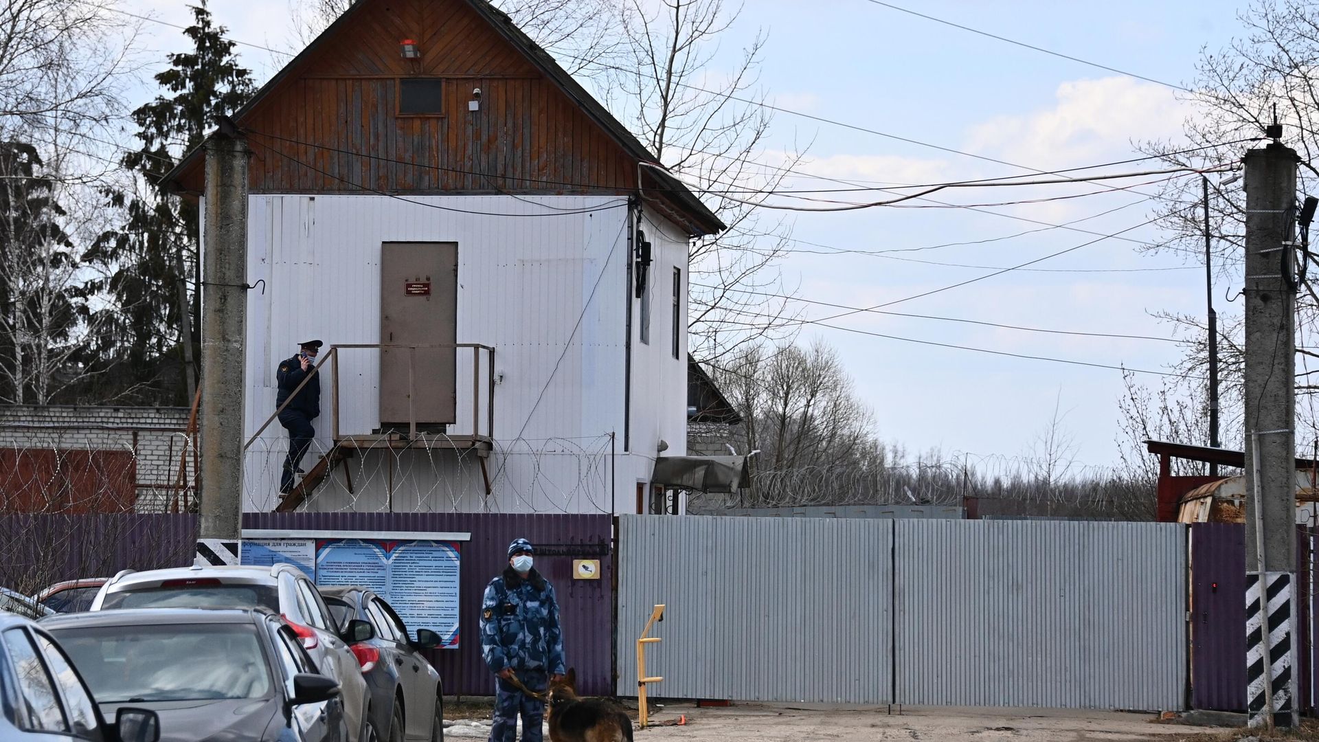 Сотрудники правоохранительных органов у исправительной колонии No 2 в городе Покрове Владимирской области Сотрудники правоохранительных органов у исправительной колонии No 2 в городе Покрове Владимирской области - РИА Новости, 1920, 07.06.2021