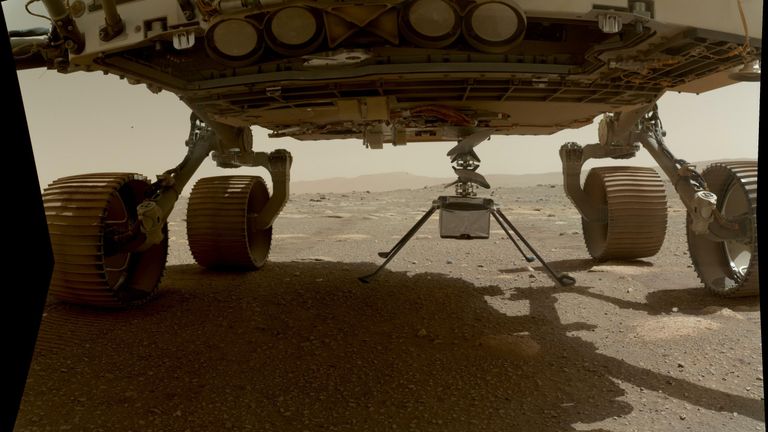 Вертолет Ingenuity, прикрепленный к брюху марсохода Perseverance Вертолет Ingenuity, прикрепленный к брюху марсохода Perseverance