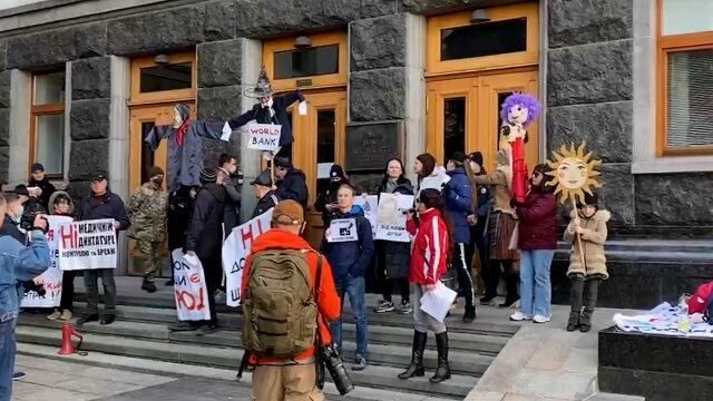 Митингующие пришли с пугалами к офису Зеленского Митингующие пришли с пугалами к офису Зеленского - РИА Новости, 1920, 06.04.2021