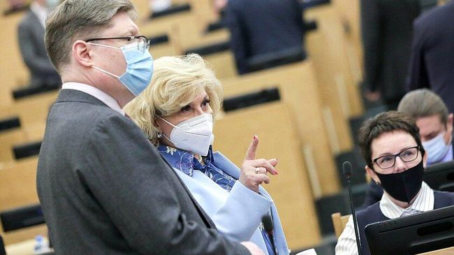 Уполномоченный по правам человека в РФ Татьяна Москалькова и член Комитета по труду, социальной политике и делам ветеранов Андрей Исаев на пленарном заседании Государственной Думы РФ