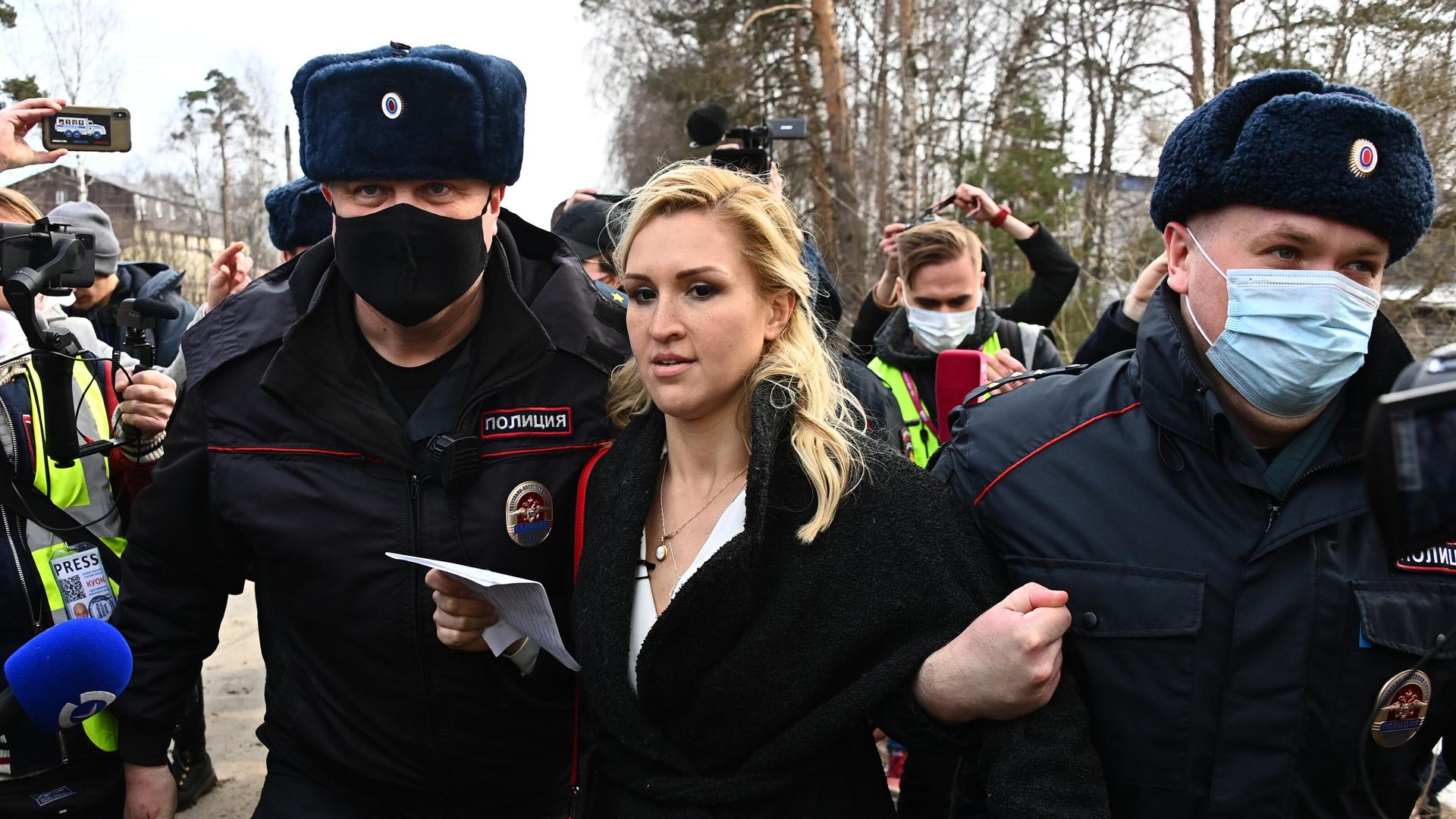 Лидер Альянса врачей Анастасия Васильева и сотрудники правоохранительных органов у исправительной колонии No 2 в городе Покрове Владимирской области Лидер Альянса врачей Анастасия Васильева и сотрудники правоохранительных органов у исправительной колонии No 2 в городе Покрове Владимирской области - РИА Новости, 1920, 06.04.2021