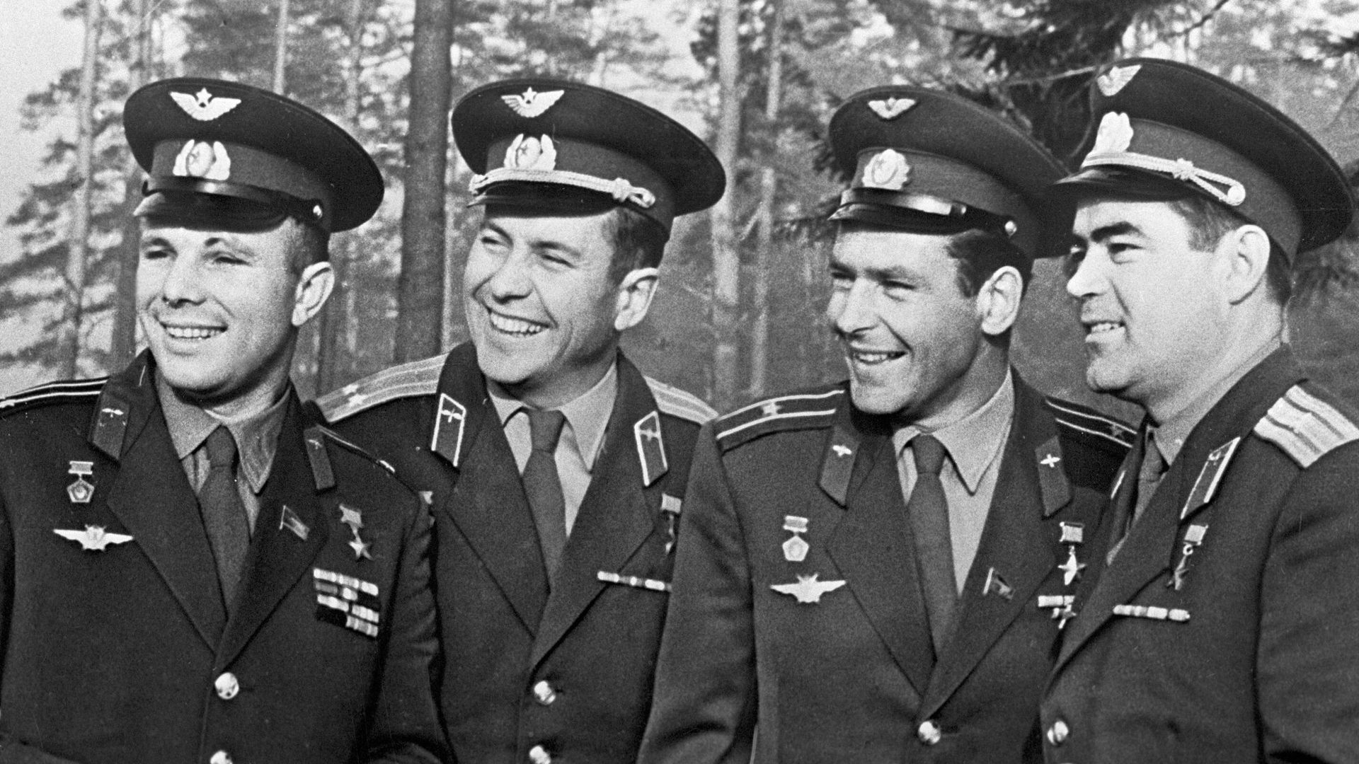 Первый отряд летчиков-космонавтов СССР, Героев Советского Союза (слева направо): Юрий Гагарин, Павел Попович, Герман Титов и Андриян Николаев Первый отряд летчиков-космонавтов СССР, Героев Советского Союза (слева направо): Юрий Гагарин, Павел Попович, Герман Титов и Андриян Николаев - РИА Новости, 1920, 12.04.2021