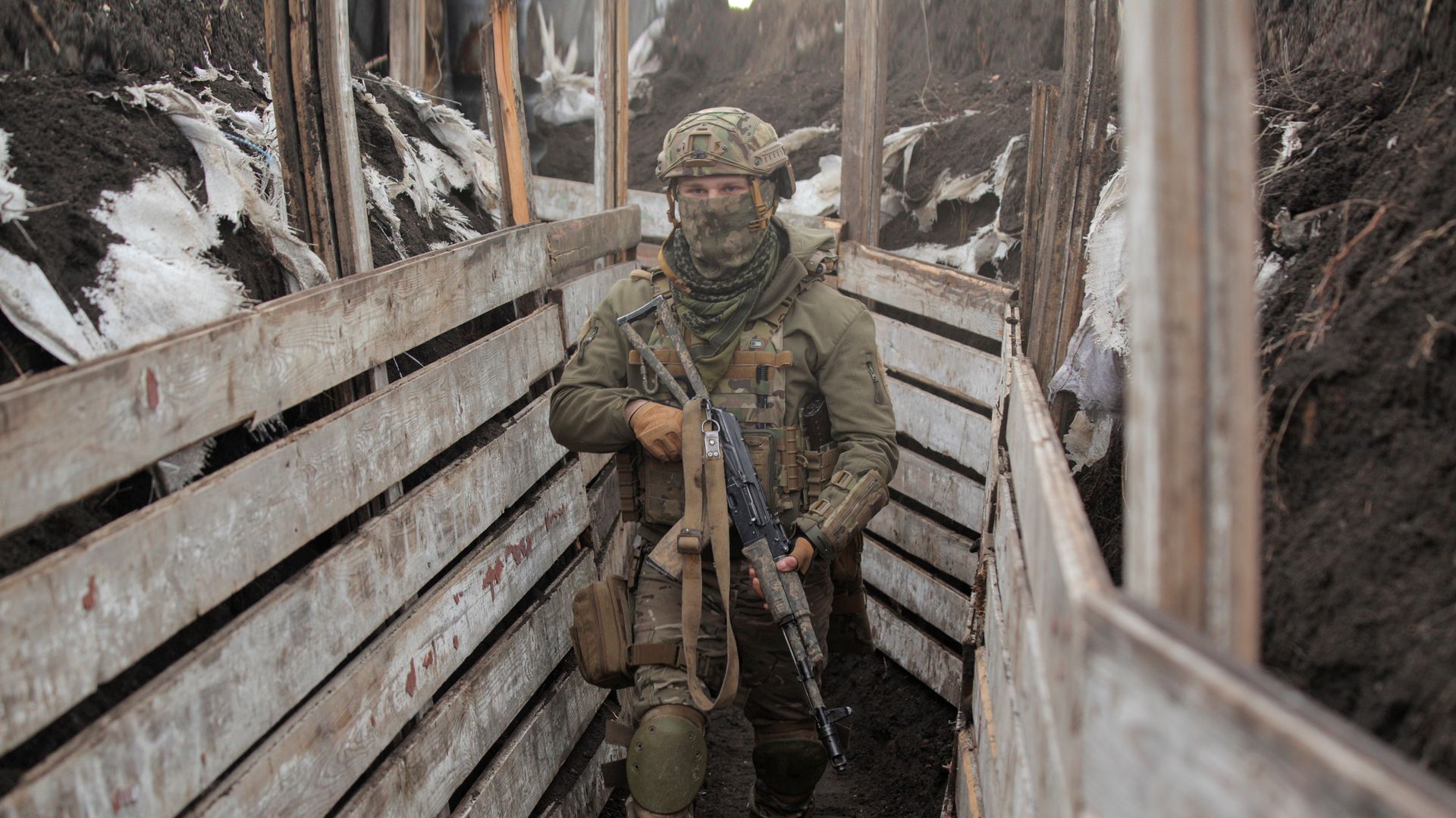 Украинский военнослужащий на боевых позициях на линии разделения в Донецкой области Украинский военнослужащий на боевых позициях на линии разделения в Донецкой области - РИА Новости, 1920, 08.04.2021