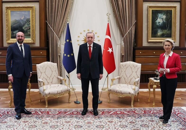 Президент Турции Реджеп Тайип Эрдоган на встрече с главой Евросовета Шарлем Мишелем и президентом Еврокомиссии Урсулой фон дер Ляйен Президент Турции Реджеп Тайип Эрдоган на встрече с главой Евросовета Шарлем Мишелем и президентом Еврокомиссии Урсулой фон дер Ляйен - РИА Новости, 1920, 09.04.2021