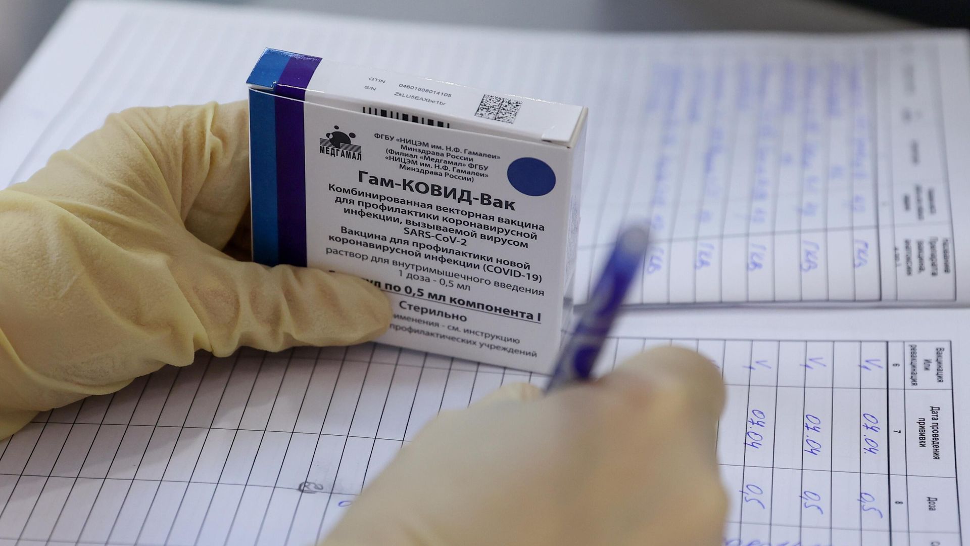 Медицинская сестра держит в руке упаковку с вакциной Гам-КОВИД-Вак (Спутник V) Медицинская сестра держит в руке упаковку с вакциной Гам-КОВИД-Вак (Спутник V) - РИА Новости, 1920, 19.08.2021