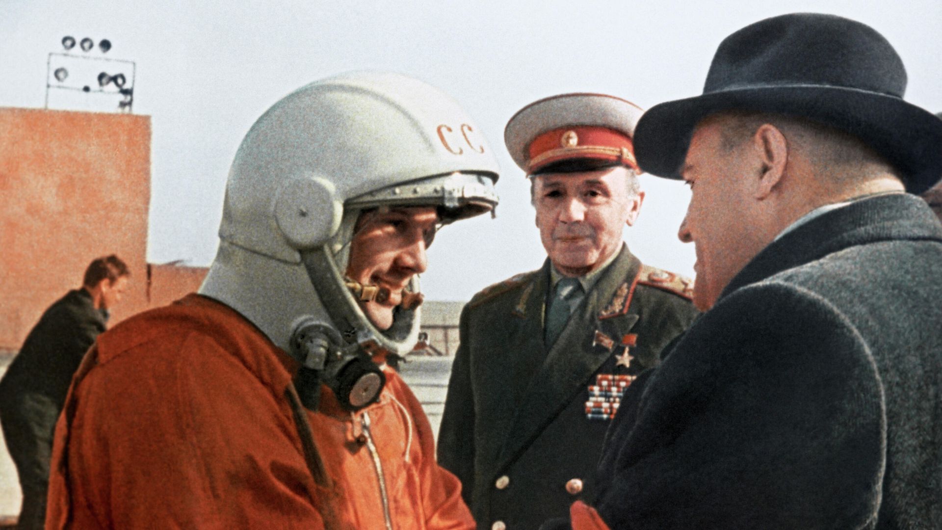 Последние напутствия главного конструктора Сергея Павловича Королева Юрию Гагарину перед стартом Последние напутствия главного конструктора Сергея Павловича Королева Юрию Гагарину перед стартом - РИА Новости, 1920, 12.04.2021