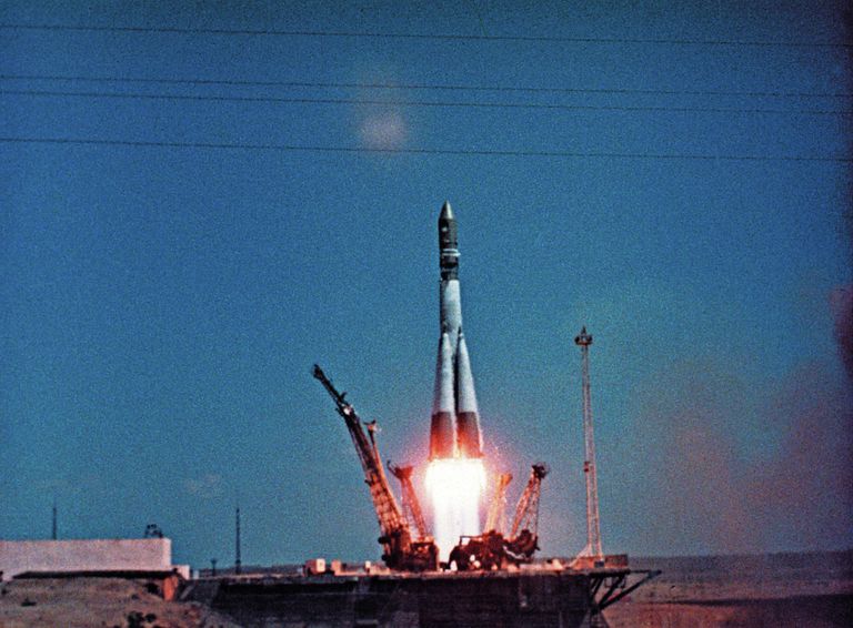 Космический корабль Восток-1 стартует с космодрома Байконур