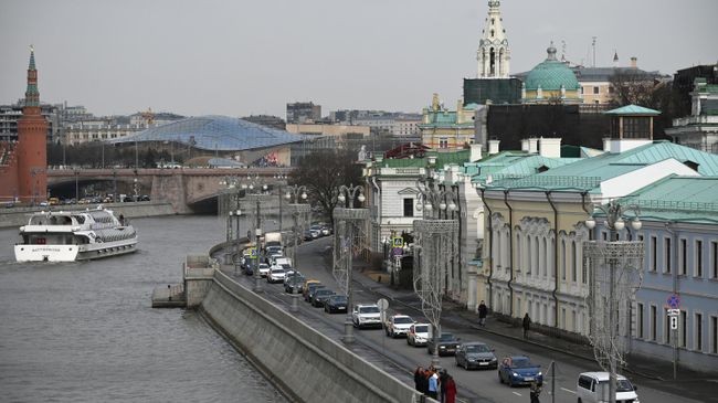 Софийская набережная в Москве