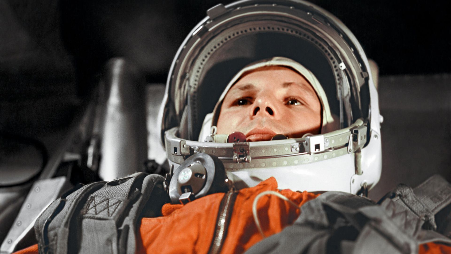 Космонавт Юрий Гагарин в кабине космического корабля Восток-1 перед стартом - РИА Новости, 1920, 08.04.2024