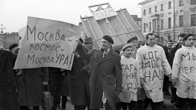 Студенты медицинского института в районе Манежной площади во время стихийной демонстрации в честь полета первого космонавта Земли Юрия Гагарина в космос Студенты медицинского института в районе Манежной площади во время стихийной демонстрации в честь полета первого космонавта Земли Юрия Гагарина в космос