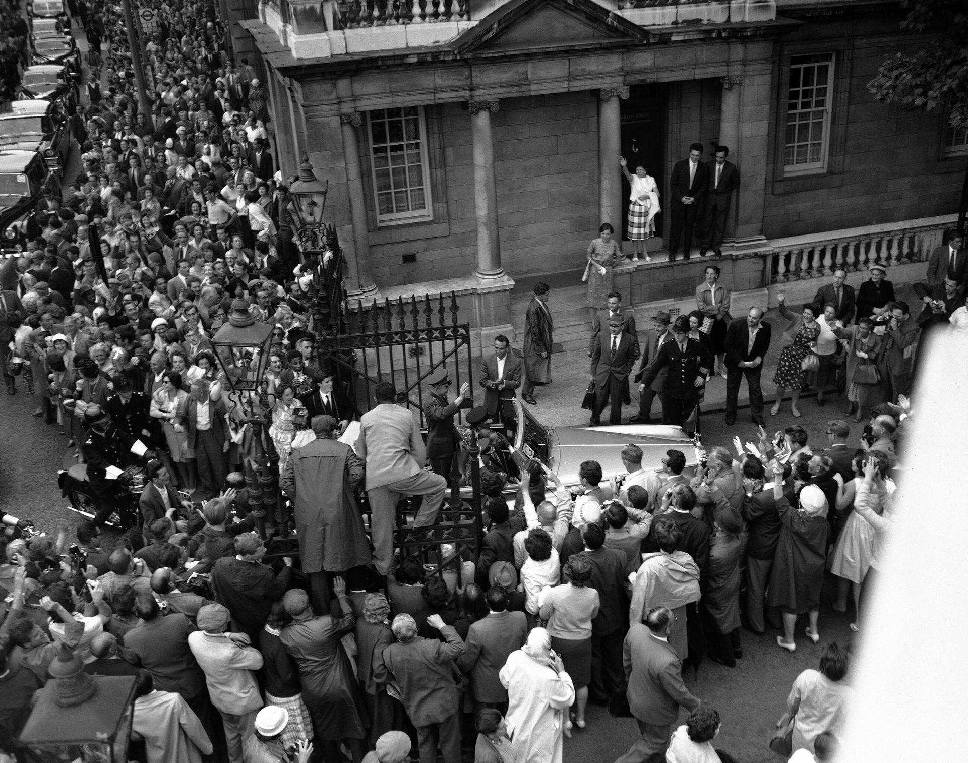 Люди залезают на ворота у советского посольства в Лондоне, 11 июля 1961 года, чтобы лучше разглядеть российского космонавта Юрия Гагарина, который стоит в открытом Rolls-Royce. Он приехал в Лондон на советскую выставку Люди залезают на ворота у советского посольства в Лондоне, 11 июля 1961 года, чтобы лучше разглядеть российского космонавта Юрия Гагарина, который стоит в открытом Rolls-Royce. Он приехал в Лондон на советскую выставку - РИА Новости, 1920, 06.04.2026