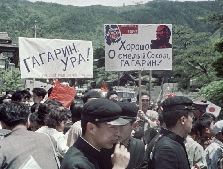 Визит Юрия Гагарина в Японию. Жители Киото радушно встречают первого космонавта Земли. 