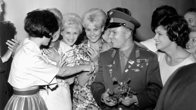 Юрий Гагарин во время встречи с советскими моделями в Лондоне Юрий Гагарин во время встречи с советскими моделями в Лондоне