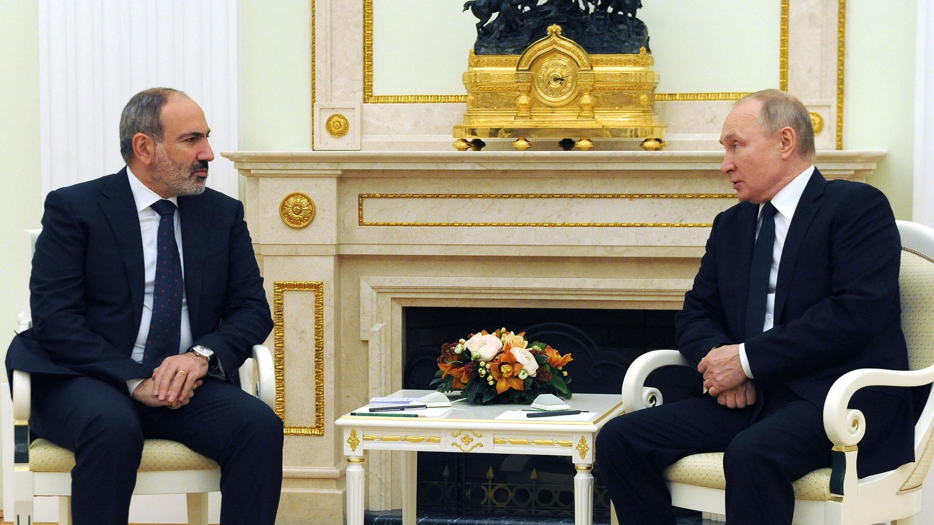 Президент РФ Владимир Путин и премьер-министр Армении Никол Пашинян во время встречи - РИА Новости, 1920, 10.10.2021