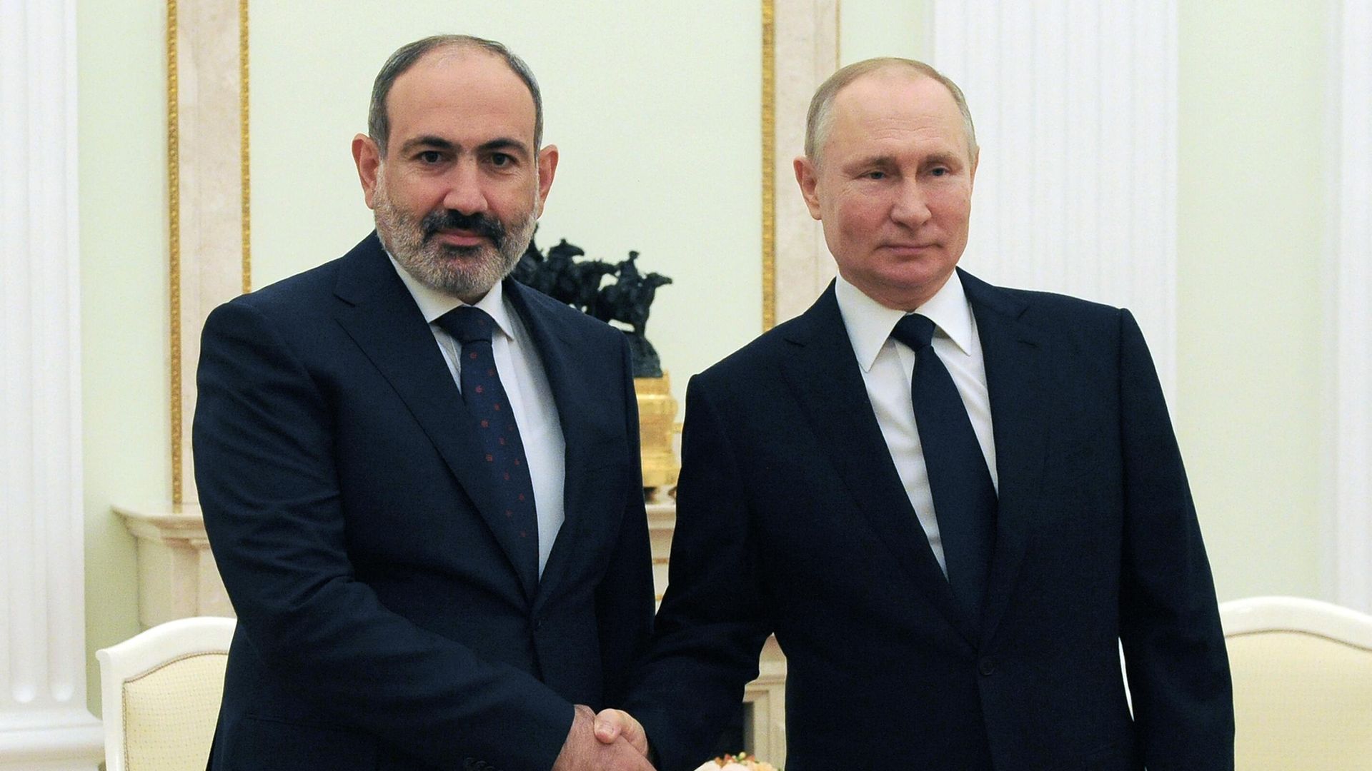 Президент РФ Владимир Путин и премьер-министр Армении Никол Пашинян во время встречи Президент РФ Владимир Путин и премьер-министр Армении Никол Пашинян во время встречи - РИА Новости, 1920, 19.05.2021