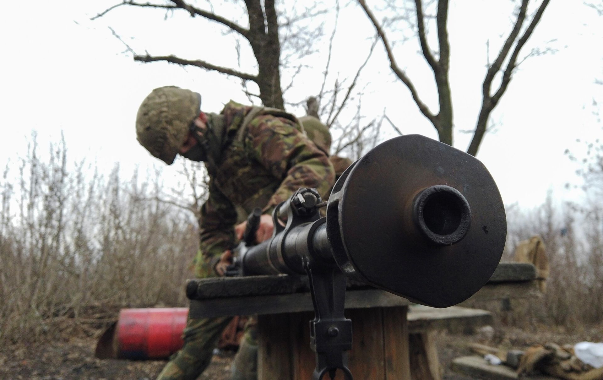 Военнослужащий украинских вооруженных сил чистит оружие на боевых позициях на линии разделения возле города Донецк Военнослужащий украинских вооруженных сил чистит оружие на боевых позициях на линии разделения возле города Донецк - РИА Новости, 1920, 07.04.2021