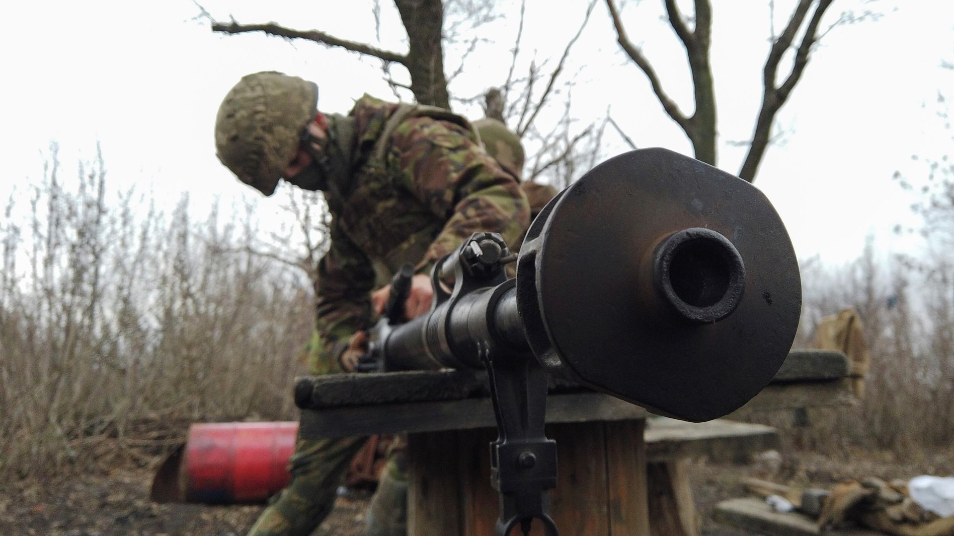 Военнослужащий украинских вооруженных сил чистит оружие на боевых позициях на линии разделения возле  города Донецк - РИА Новости, 1920, 09.04.2021