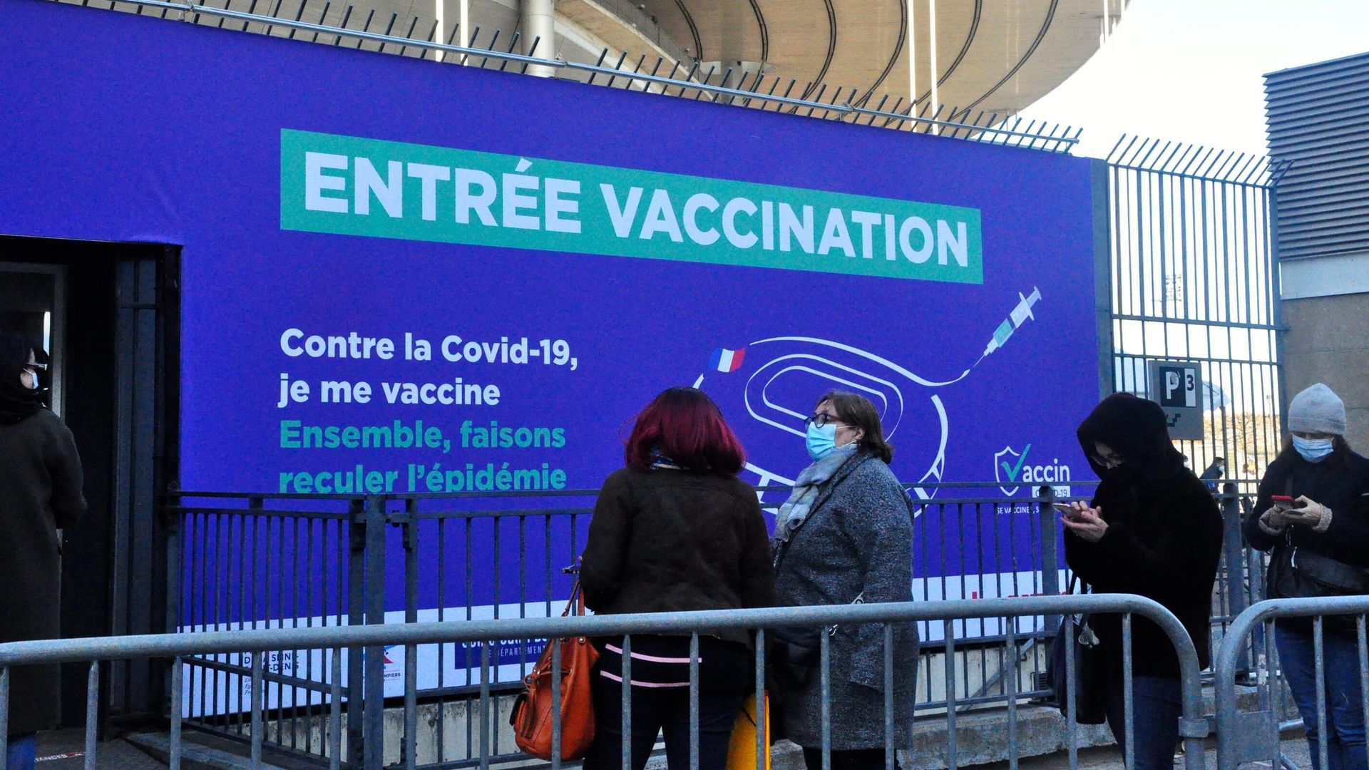 Местные жители стоят в очереди на вакцинацию от коронавируса в центре вакцинодроме на стадионе Стад де Франс Местные жители стоят в очереди на вакцинацию от коронавируса в центре вакцинодроме на стадионе Стад де Франс - РИА Новости, 1920, 14.08.2021