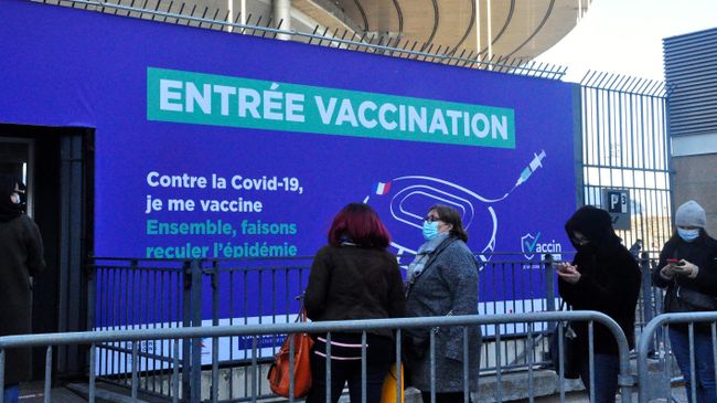Местные жители стоят в очереди на вакцинацию от коронавируса в центре вакцинодроме на стадионе Стад де Франс