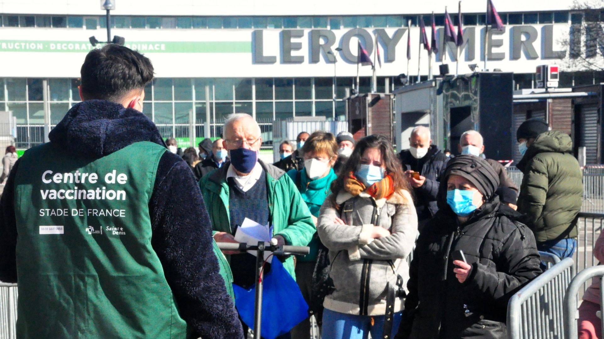 Местные жители стоят в очереди на вакцинацию от коронавируса в центре вакцинодром на стадионе Стад де Франс Местные жители стоят в очереди на вакцинацию от коронавируса в центре вакцинодром на стадионе Стад де Франс - РИА Новости, 1920, 05.01.2022