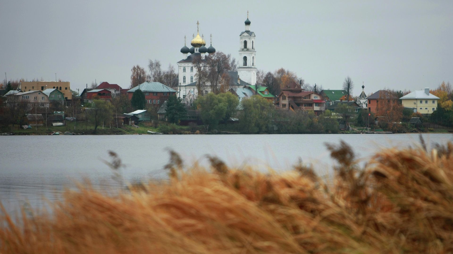 Вид на Крестовоздвиженскую церковь и село Свердлово.Тверская область Вид на Крестовоздвиженскую церковь и село Свердлово.Тверская область - РИА Новости, 1920, 24.11.2025