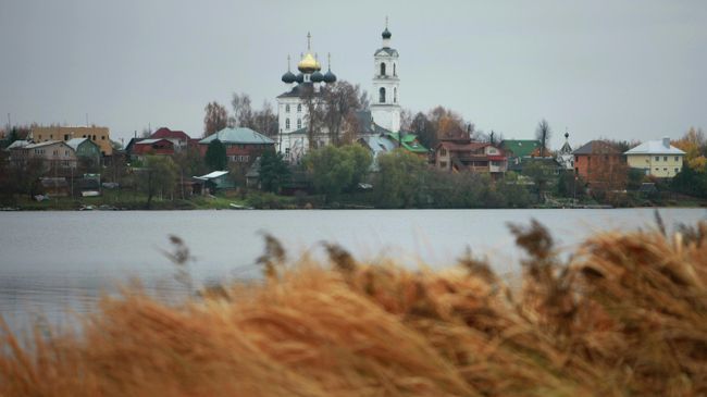 Вид на Крестовоздвиженскую церковь и село Свердлово.Тверская область
