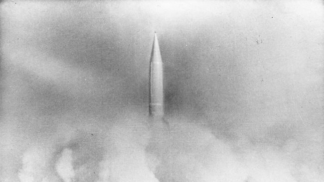 Космический корабль Восток-1, пилотируемый первым космонавтом Земли Юрием Алексеевичем Гагариным 