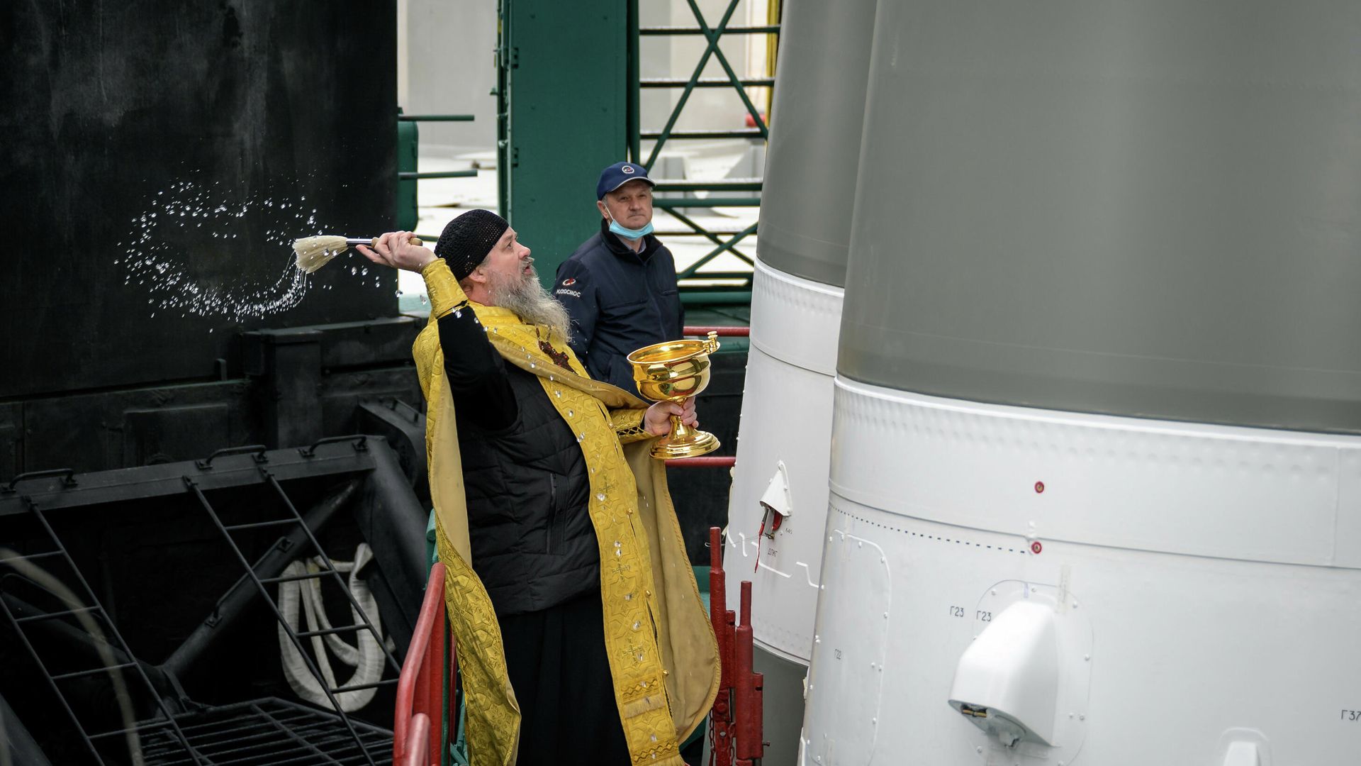 Настоятель храма Святого Великомученика Георгия Победоносца в городе Байконур отец Сергий (Бычков) во время освящения ракеты-носителя Союз-2.1а с пилотируемым кораблем Союз МС-18 на стартовом комплексе космодрома Байконур Настоятель храма Святого Великомученика Георгия Победоносца в городе Байконур отец Сергий (Бычков) во время освящения ракеты-носителя Союз-2.1а с пилотируемым кораблем Союз МС-18 на стартовом комплексе космодрома Байконур - РИА Новости, 1920, 08.04.2021