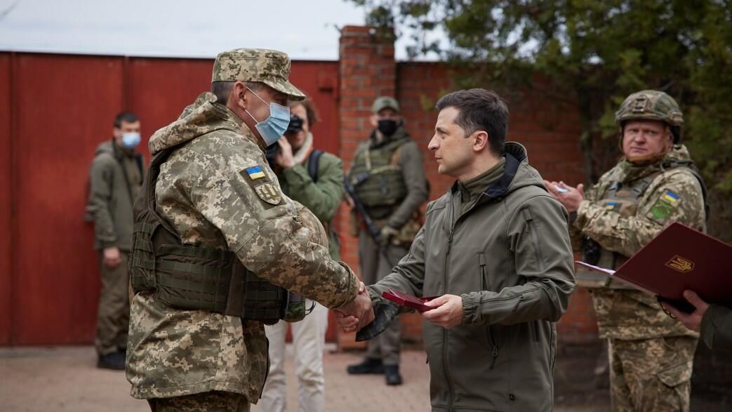 Президент Украины Владимир Зеленский во время посещения позиций украинских войск в Донбассе Президент Украины Владимир Зеленский во время посещения позиций украинских войск в Донбассе - РИА Новости, 1920, 09.04.2021