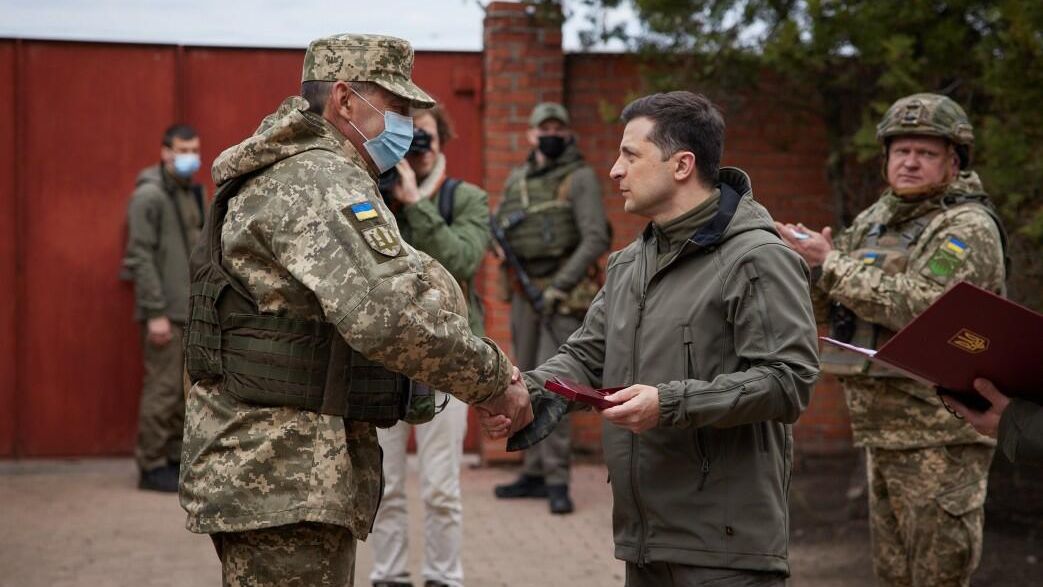 Президент Украины Владимир Зеленский во время посещения позиций украинских войск в Донбассе Президент Украины Владимир Зеленский во время посещения позиций украинских войск в Донбассе - РИА Новости, 1920, 11.05.2021