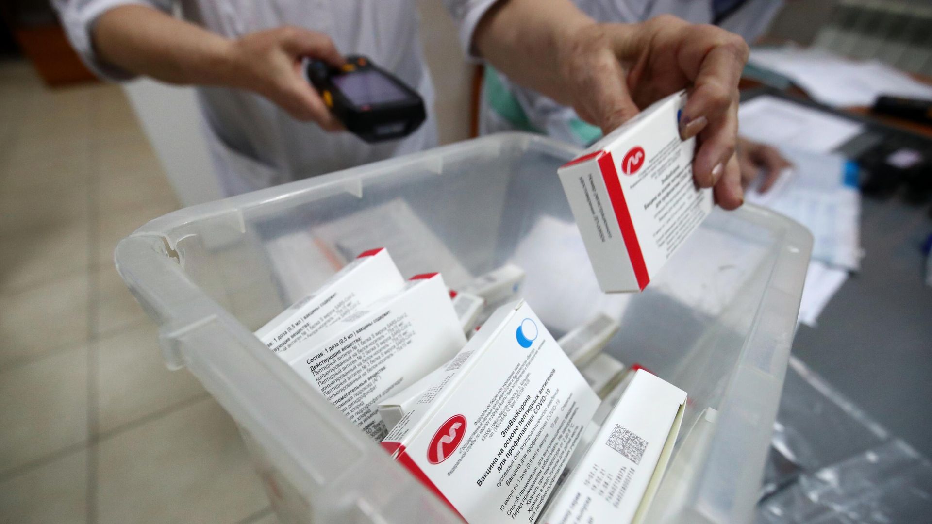Партия вакцины ЭпиВакКорона для профилактики COVID-19 на аптечном складе в Волгограде Партия вакцины ЭпиВакКорона для профилактики COVID-19 на аптечном складе в Волгограде - РИА Новости, 1920, 10.06.2021