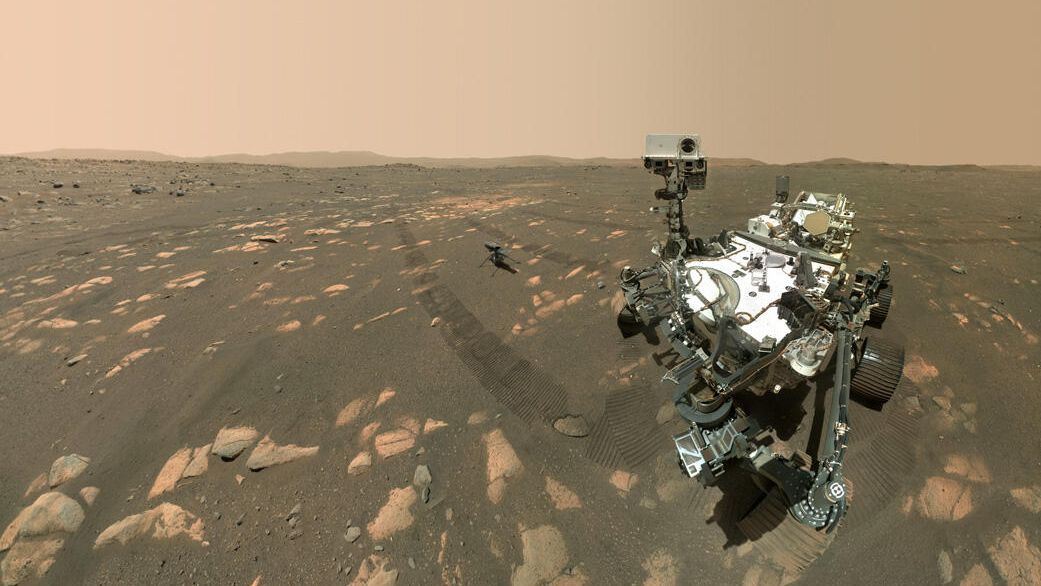 Марсоход NASA Perseverance делает селфи с вертолетом Ingenuity Марсоход NASA Perseverance делает селфи с вертолетом Ingenuity - РИА Новости, 1920, 10.04.2021