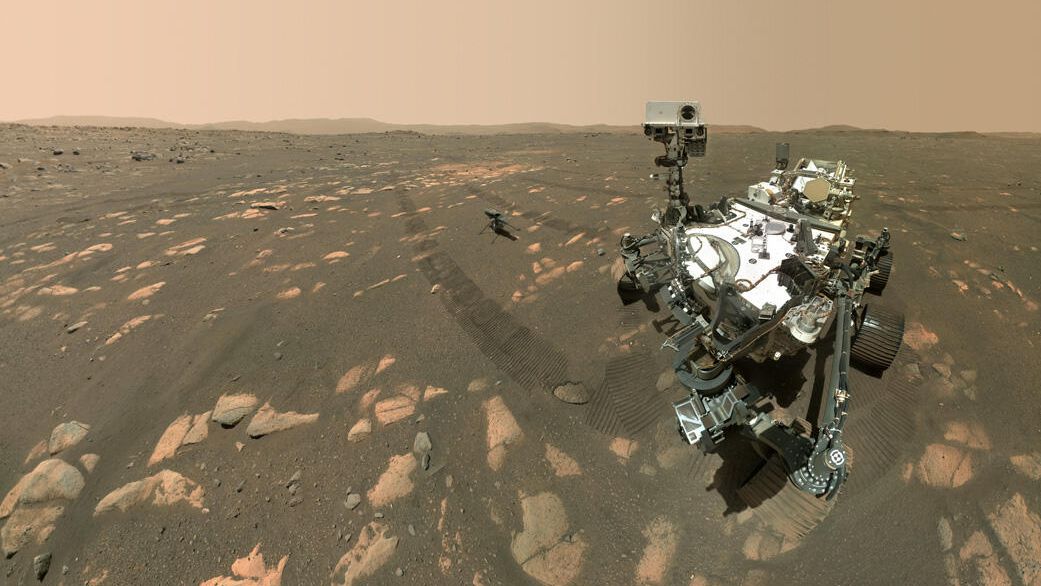 Марсоход NASA Perseverance делает селфи с вертолетом Ingenuity Марсоход NASA Perseverance делает селфи с вертолетом Ingenuity - РИА Новости, 1920, 15.09.2025