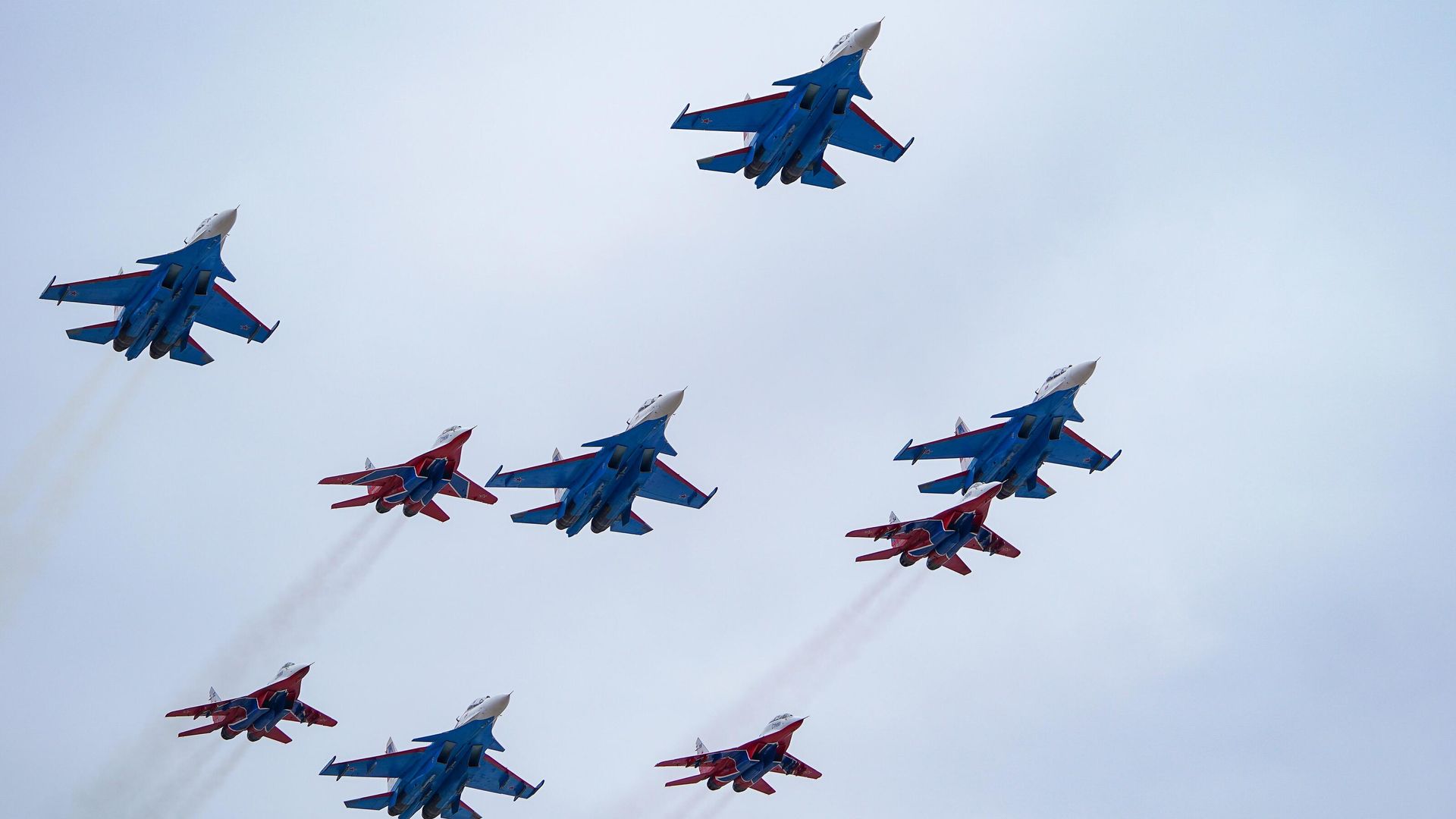 Истребители МиГ-29 и Су-30СМ пилотажных групп Русские витязи и Стрижи на репетиции воздушной части парада Победы в Кубинке Истребители МиГ-29 и Су-30СМ пилотажных групп Русские витязи и Стрижи на репетиции воздушной части парада Победы в Кубинке - РИА Новости, 1920, 14.04.2021