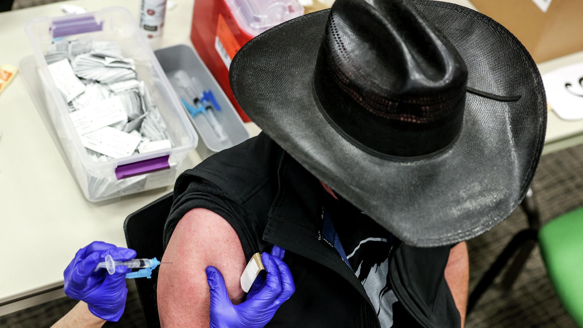 Пациент получает дозу вакцины Johnson & Johnson COVID-19, одобренной FDA США Пациент получает дозу вакцины Johnson & Johnson COVID-19, одобренной FDA США - РИА Новости, 1920, 09.04.2021