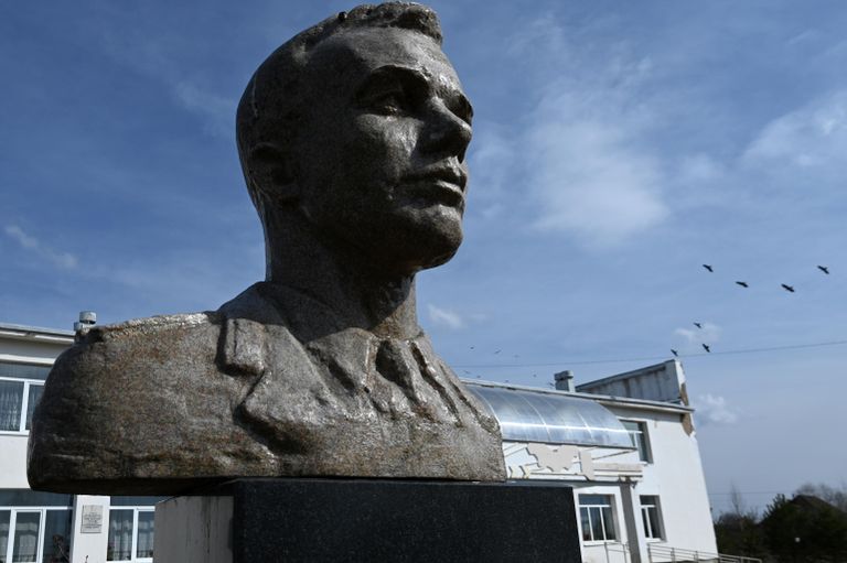 Памятник космонавту Юрию Гагарину около Дома культуры в деревне Клушино Смоленской области Памятник космонавту Юрию Гагарину около Дома культуры в деревне Клушино Смоленской области