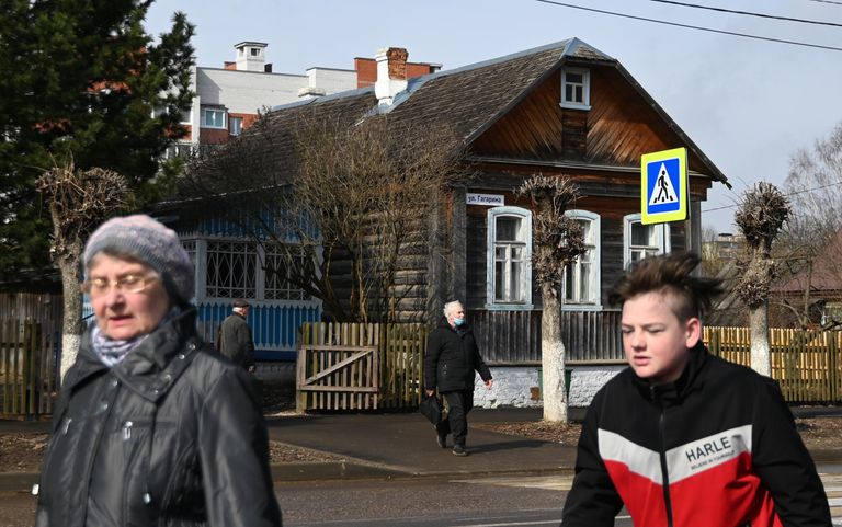 Прохожие у Дома-музея школьных лет Юрия Гагарина в городе Гагарин Прохожие у Дома-музея школьных лет Юрия Гагарина в городе Гагарин
