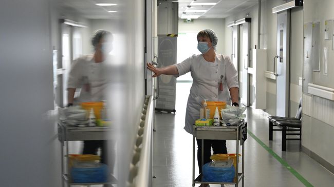  Медицинский работник в гематологическом корпусе городской клинической больницы им. С. П. Боткин