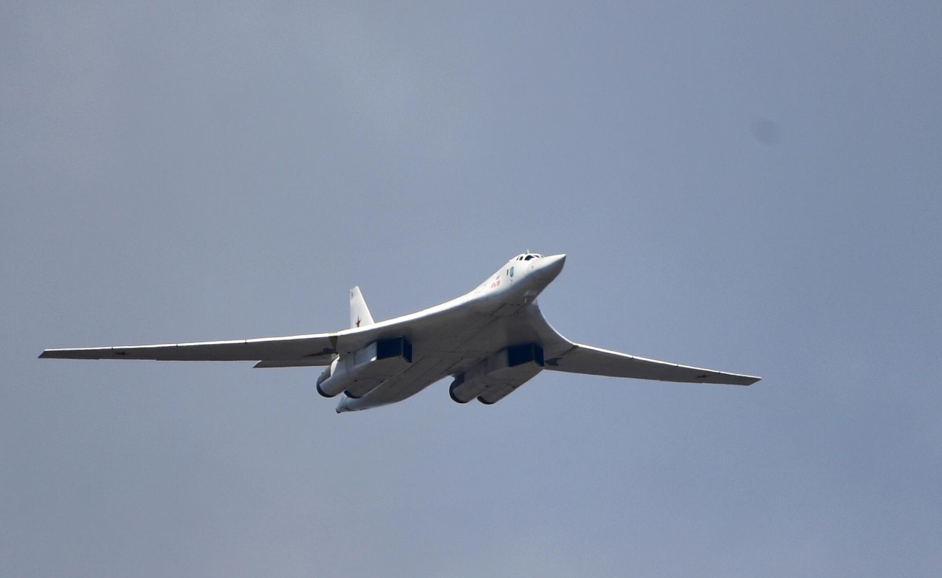 Стратегический бомбардировщик-ракетоносец Ту-160 во время репетиции военного парада, приуроченного к 76-летию Победы в Великой Отечественной войне Стратегический бомбардировщик-ракетоносец Ту-160 во время репетиции военного парада, приуроченного к 76-летию Победы в Великой Отечественной войне - РИА Новости, 1920, 17.12.2021