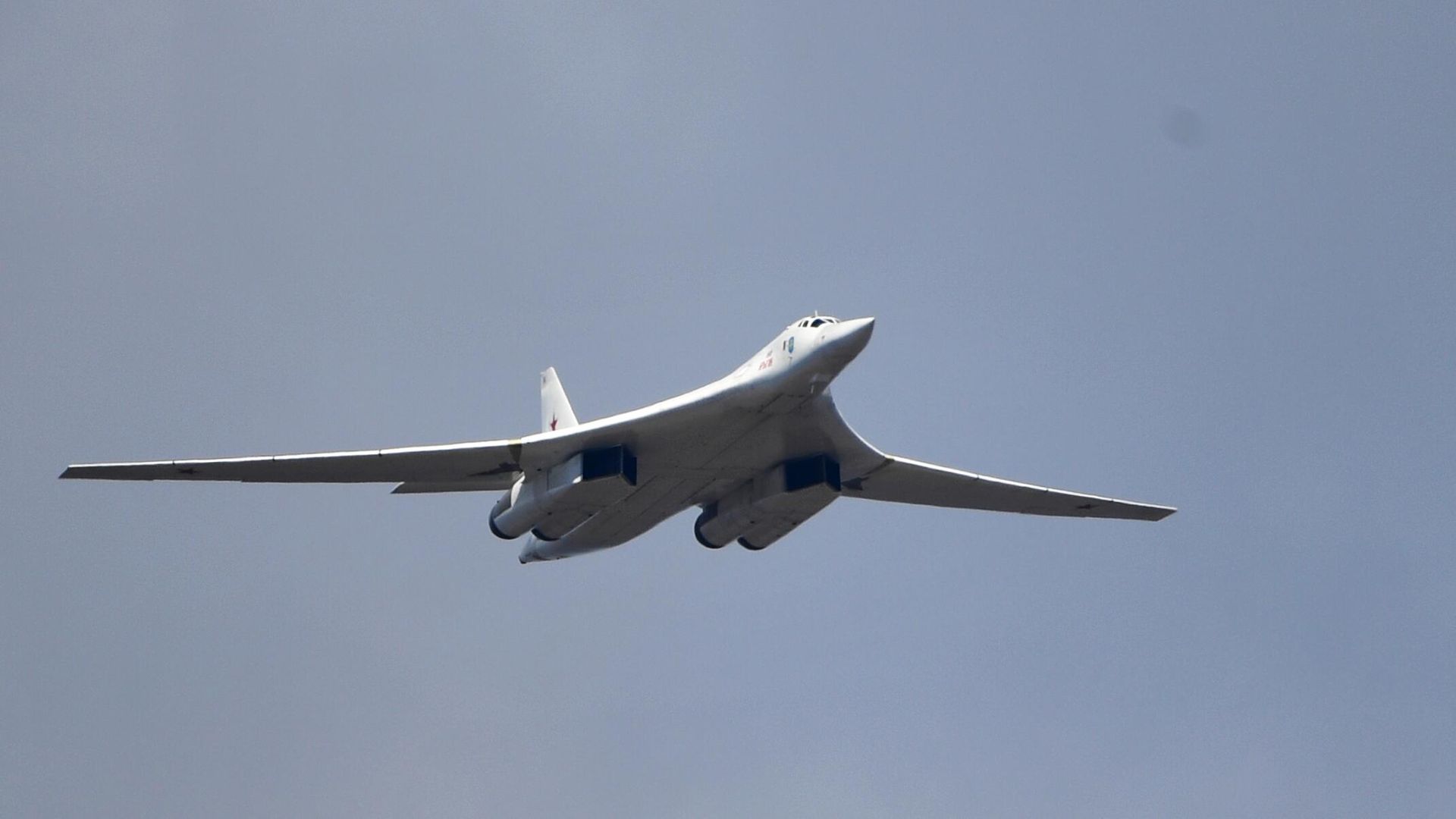Стратегический бомбардировщик-ракетоносец Ту-160 - РИА Новости, 1920, 03.08.2021