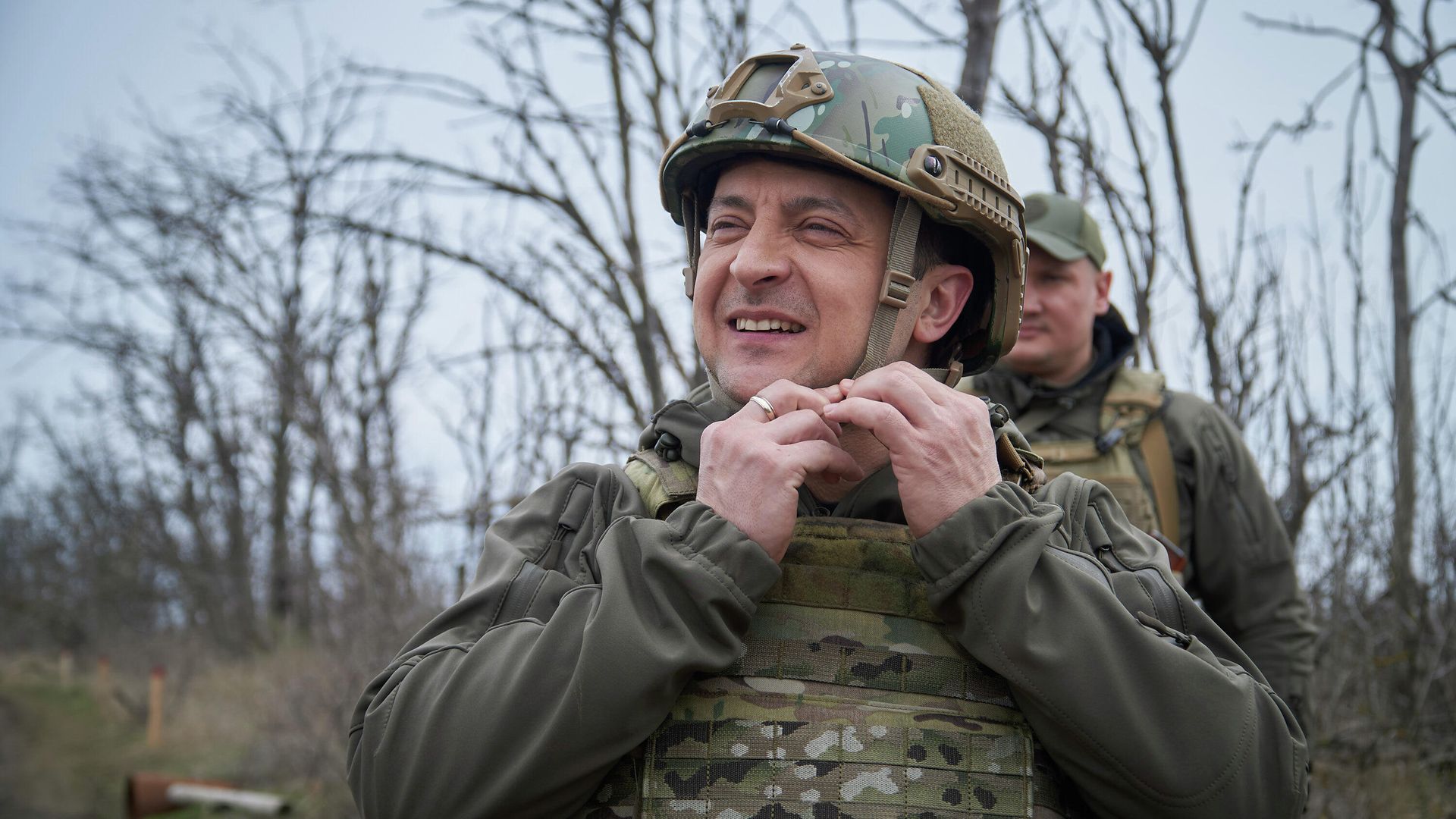 Президент Украины Владимир Зеленский во время посещения позиций украинских войск в Донбассе Президент Украины Владимир Зеленский во время посещения позиций украинских войск в Донбассе - РИА Новости, 1920, 23.04.2021