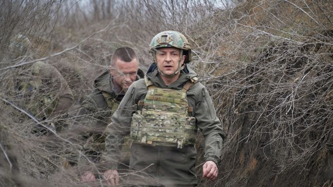 Президент Украины Владимир Зеленский во время посещения позиций украинских войск в Донбассе