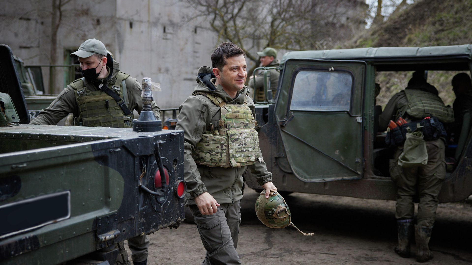 Президент Украины Владимир Зеленский во время посещения позиций украинских войск в Донбассе Президент Украины Владимир Зеленский во время посещения позиций украинских войск в Донбассе - РИА Новости, 1920, 09.04.2021