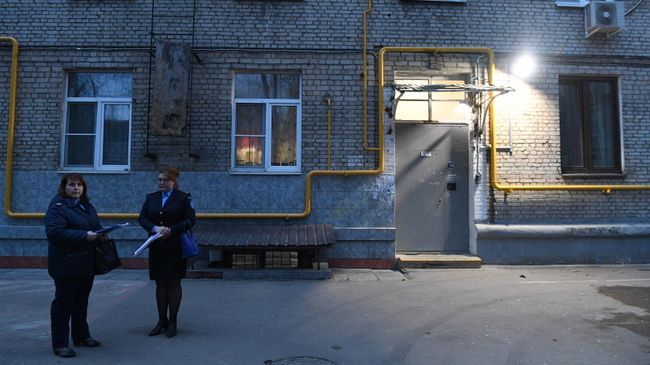 Сотрудницы Мосжилинспекции во время рейда в квартиру в Москве