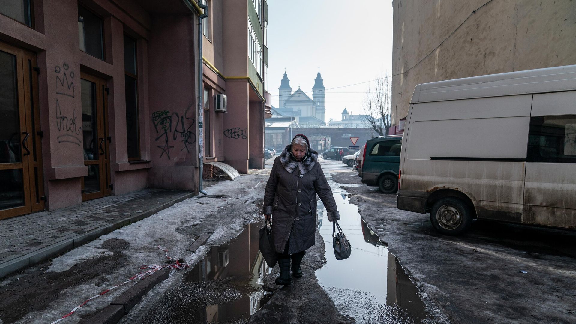 Женщина идет по улице в Ивано-Франковске, Украина Женщина идет по улице в Ивано-Франковске, Украина - РИА Новости, 1920, 13.04.2022