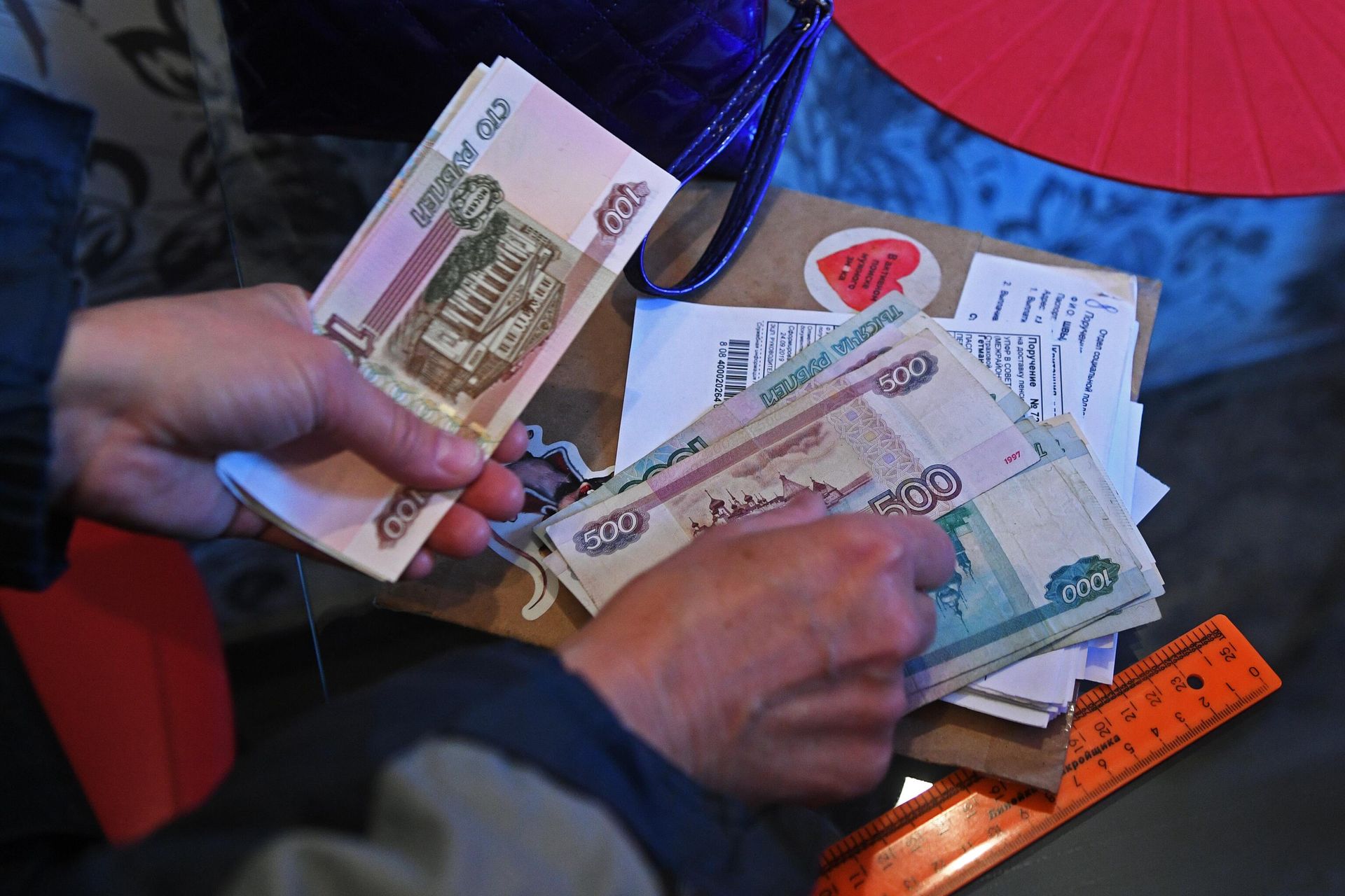 Почтальон Почты России выдает пенсию на дому Почтальон Почты России выдает пенсию на дому - РИА Новости, 1920, 23.12.2022