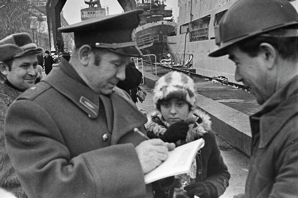 Летчик-космонавт Алексей Леонов на заводе им. Жданова Летчик-космонавт Алексей Леонов на заводе им. Жданова - РИА Новости, 1920, 09.04.2021