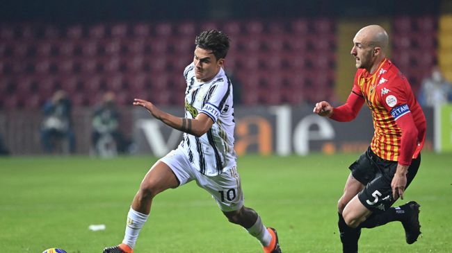 Juventus' Argentine forward Paulo Dybala (L) outruns Benevento's Italian defender Luca Caldirola during the Italian Serie A football match Benevento vs Juventus on November 28, 2020 at Ciro-Vigorito stadium in Benevento, near Naples. (Photo by Alberto PIZZOLI / AFP)