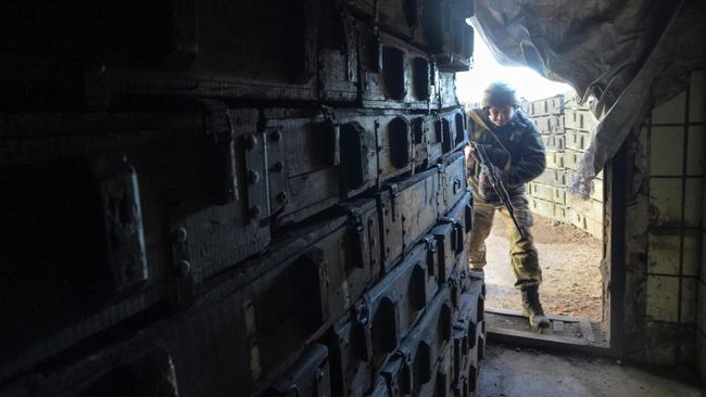 Украинский военнослужащий на линии разделения близ города Донецк