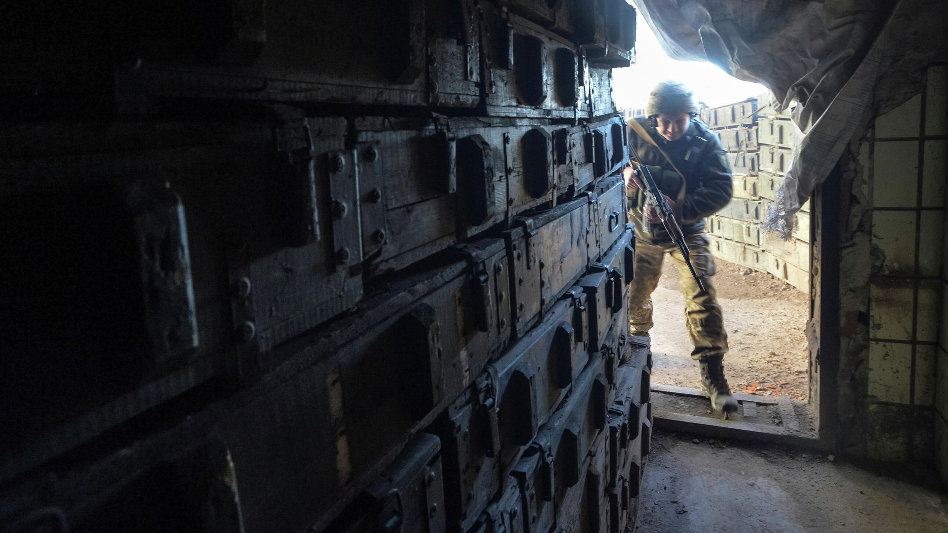 Украинский военнослужащий на линии разделения близ города Донецк Украинский военнослужащий на линии разделения близ города Донецк - РИА Новости, 1920, 13.04.2021